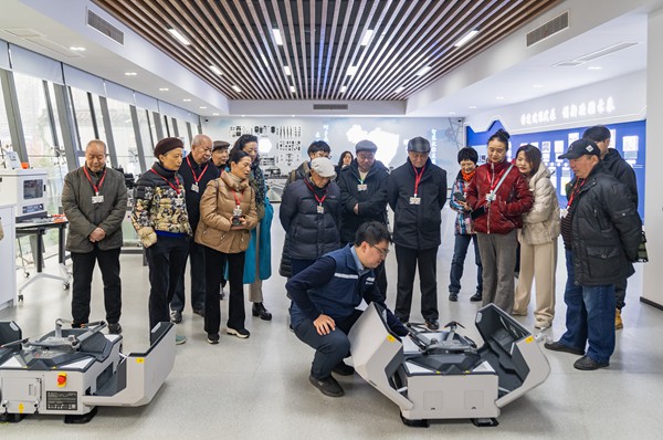 老同志參觀全域無人機設施。國網重慶永川供電公司供圖