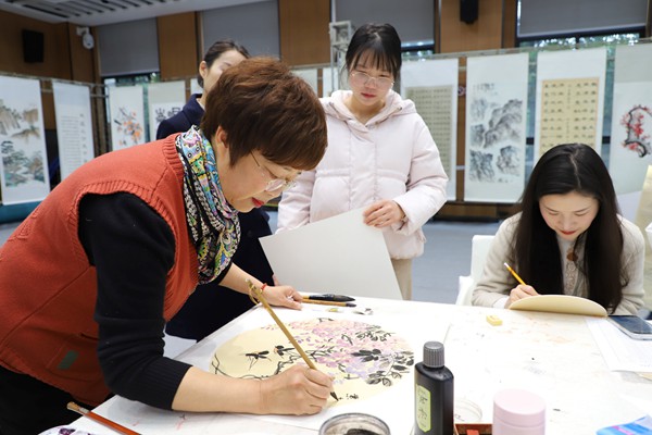 老同志现场作画，在职职工鉴赏学习。国网重庆永川供电公司供图