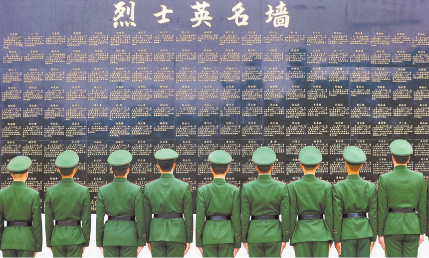 4月2日，黔江区烈士陵园，武警重庆总队执勤第五支队官兵在瞻仰烈士英名墙。特约摄影 杨敏/视觉重庆