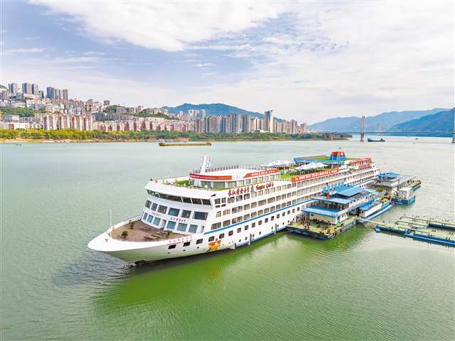 一艘三峡游轮停靠在云阳县。（摄于二○二四年十月十九日）记者 李雨恒 摄\视觉重庆