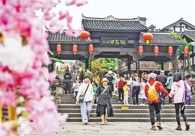 4月6日，沙坪坝区磁器口古镇游人如织。记者 李雨恒 摄/视觉重庆