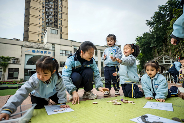 自然物创意拼搭。大渡口幼儿园供