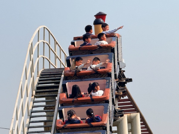孩子们体验游乐设施。景区供图