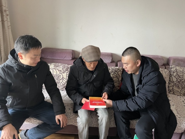 开展党员冬训“送学上门”活动。鱼嘴镇供图