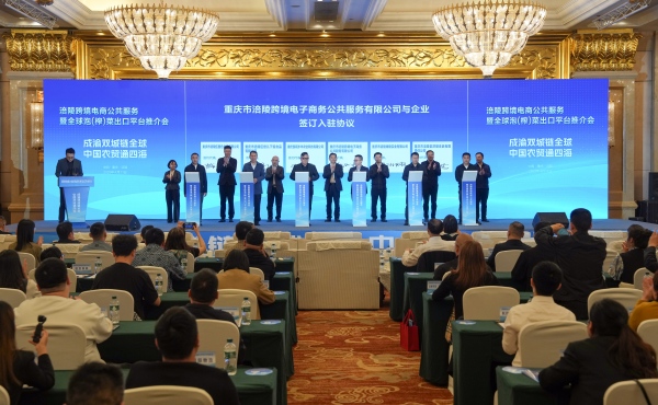 平台運營方與平台入駐商家企業代表簽訂投資協議。何乾健攝