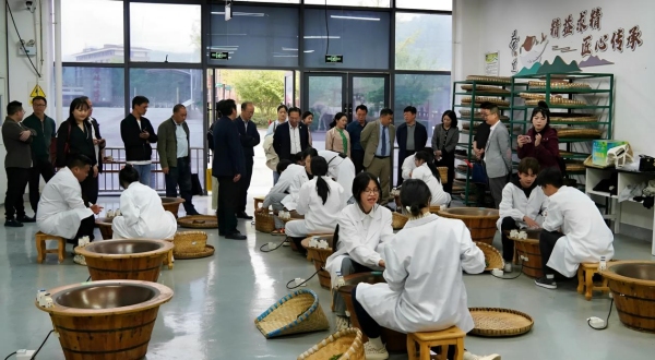 与会嘉宾参观乡创工匠CEO制茶非遗技艺展示现场。重庆对外经贸学院供图