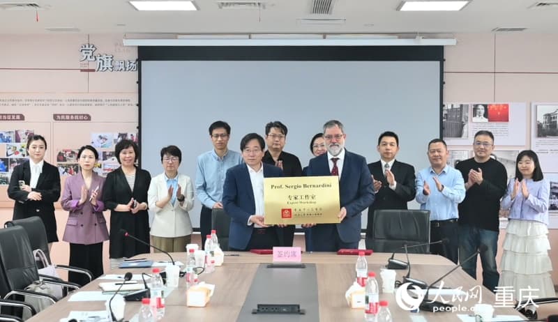 重庆市人民医院医学检验科客座教授签约仪式举行。邹乐摄