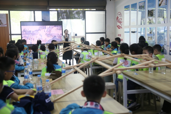 学生体验职业启蒙教育。任峰摄
