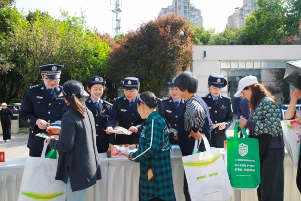 向市民宣传国家安全知识。孙玉洁摄