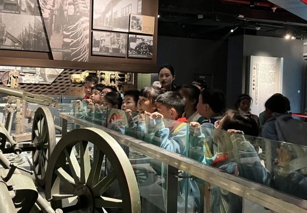 四年級學生走進重慶工業博物館。大渡口區鈺鑫小學校供圖