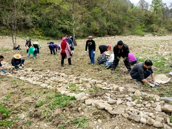 村民种花完成游客心愿。廖森摄