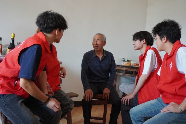 志愿者们走进老党员家中。重庆科技大学石油与天然气工程学院供图
