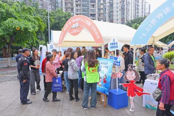 主题展区前市民纷纷驻足。渝北区文化旅游委供图