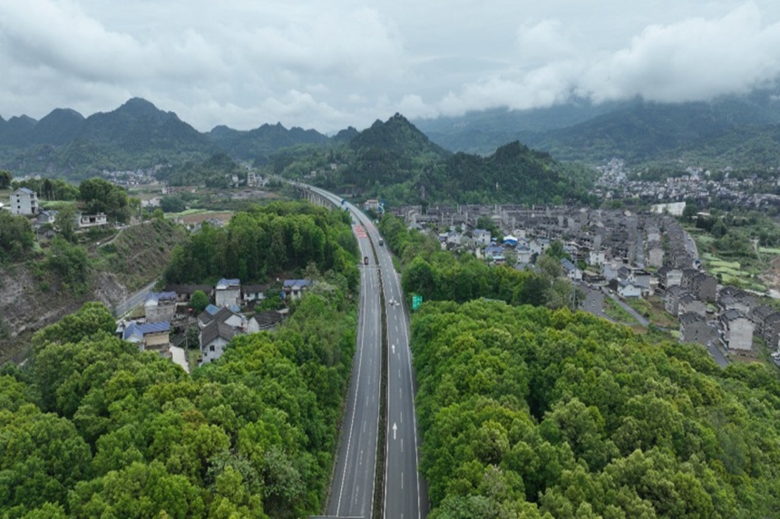 道路暢達，景致迷人。胡程攝