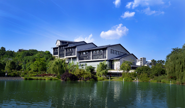 JN江南重庆理工大学执生态之笔 绘绿色发展之路(图1)