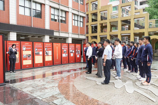师生参观“红岩精神 永放光芒”主题展览。重庆一中供图