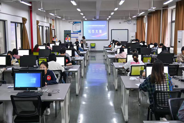 英语写作比赛现场。重庆工程职业技术学院供图