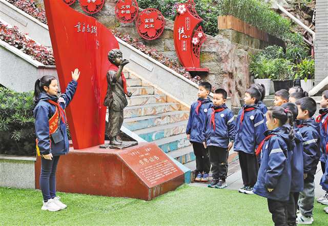 沙坪坝区川外附小，红岩小导游为同学们讲述小萝卜头的故事。（资料图片）通讯员 郭晋 摄\视觉重庆