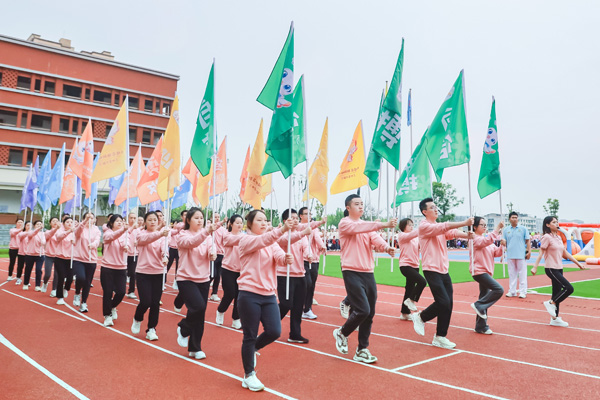 入场式彩旗队方阵。朝阳幼儿园供图