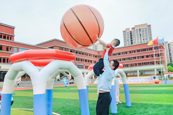 投篮高手。朝阳幼儿园供图