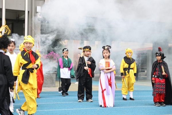 運動會開幕式上，同學們身著特色服飾演出。