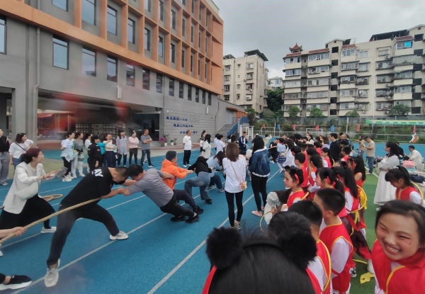 學生家長代表“火力全開”開展拔河比賽。