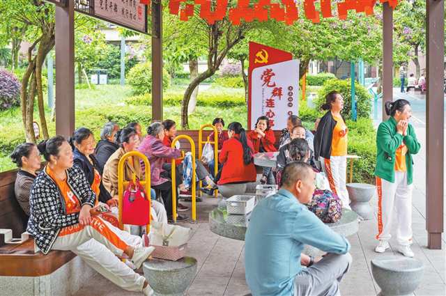 4月25日，先锋新村小区居民在公共休闲区聊天。记者 何赛格 摄/视觉重庆