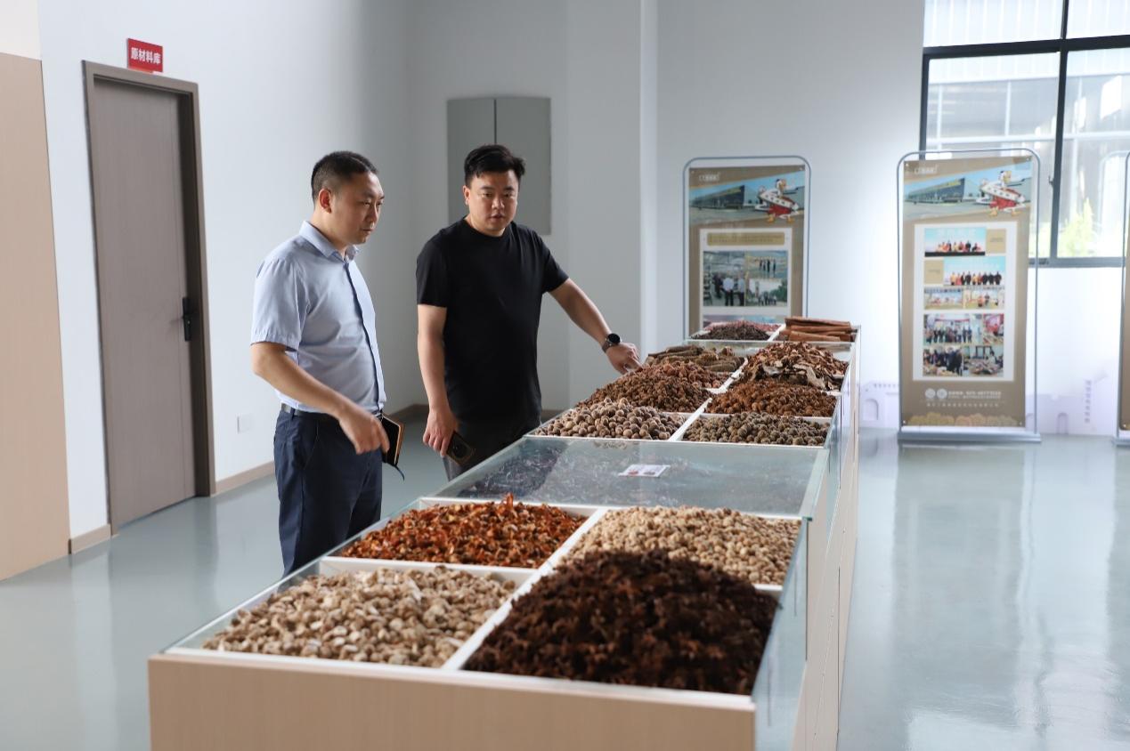 建行重庆荣昌支行普惠团队走访卤鹅生产企业。建行重庆市分行供图