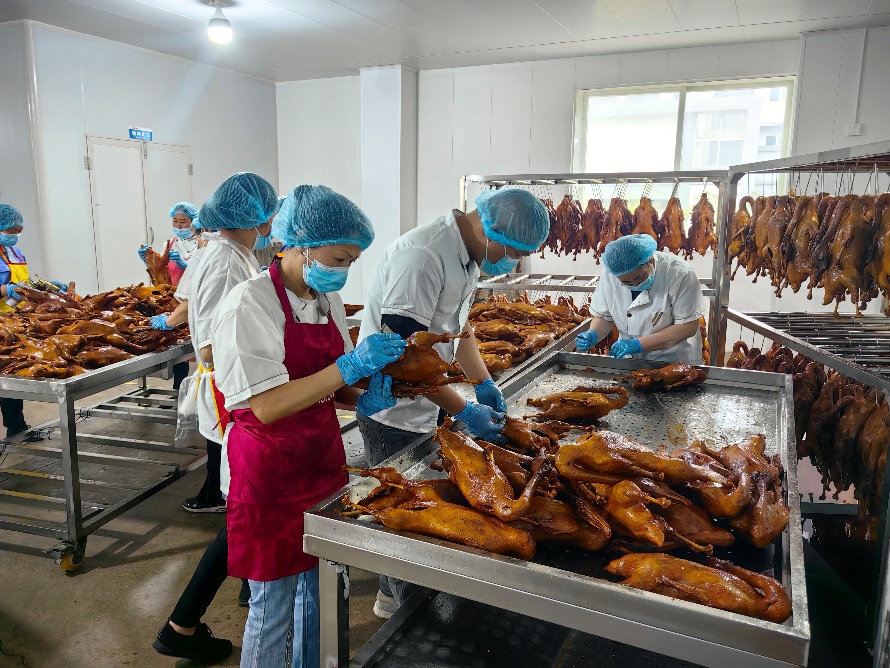 荣昌卤鹅生产现场。建行重庆市分行供图