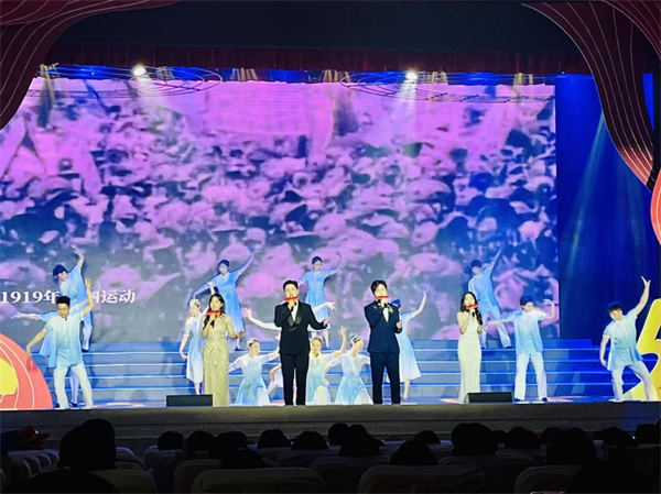 现场进行文艺表演。马春鹏摄