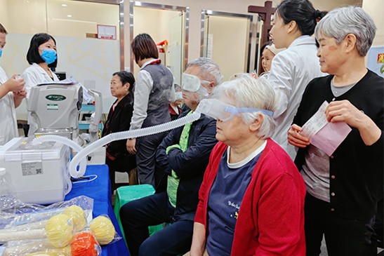 义诊现场。重庆普瑞眼科医院供图