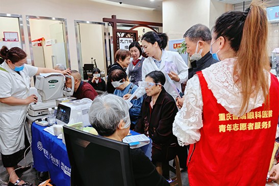 义诊现场。重庆普瑞眼科医院供图