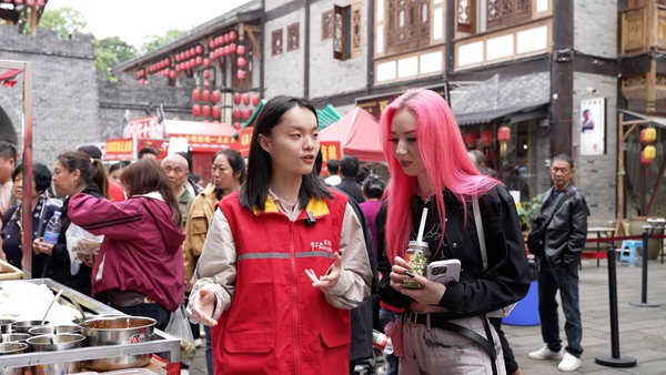 电力志愿者为国际游客讲解荣昌风土人情。赖小龙摄