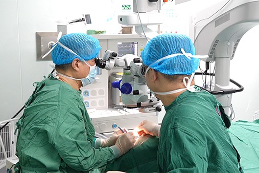 手术现场。重庆普瑞眼科医院供图