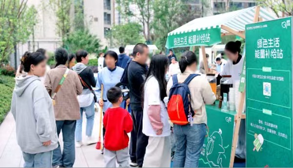 市集活动现场。招商积余重庆公司供图