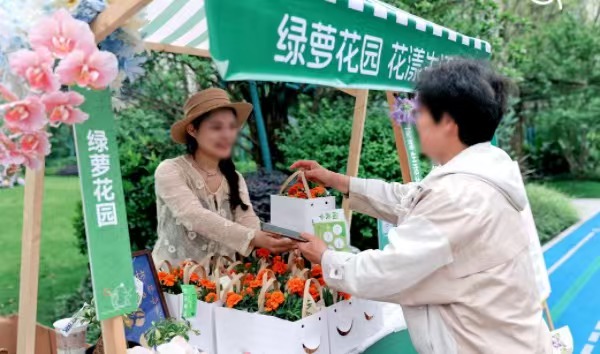 市集现场。招商积余重庆公司供图