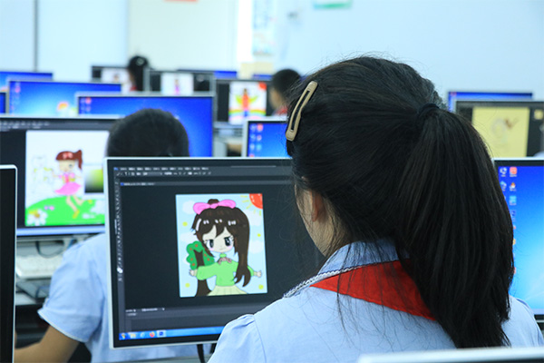 学生在书画数字创客空间创作。江北区新村同创小学供图