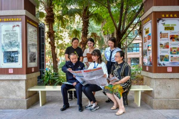 带领社区居民学习。南岸区融媒体中心供图