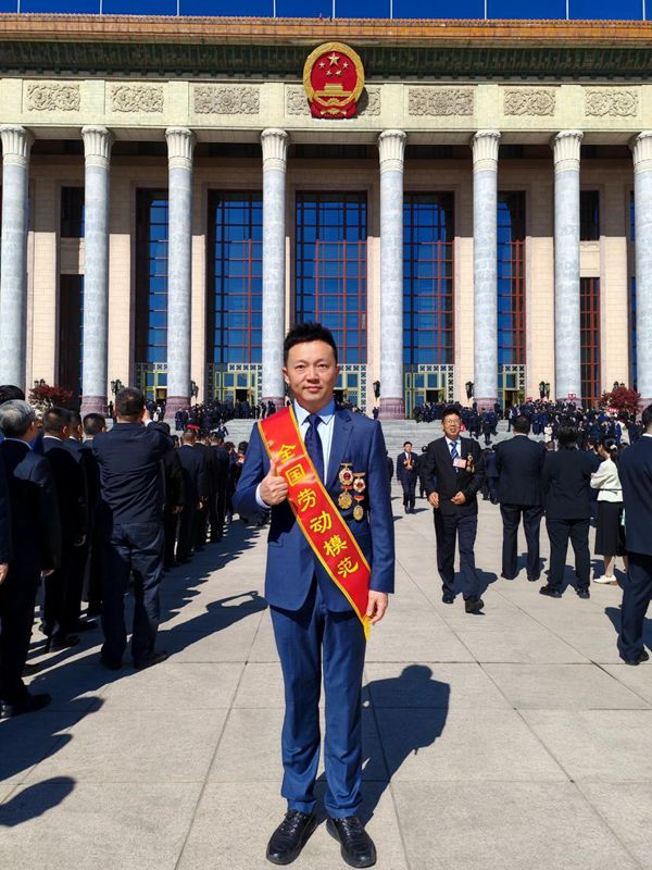 何涛获“全国劳动模范”称号。国网重庆永川供电公司供图
