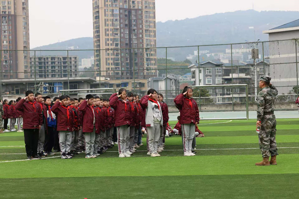 红旗小学日常训练。重庆华绣中等专业学校供图