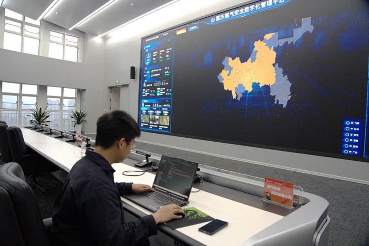 重庆燃气集团调度中心工作人员依托安全数字化管理平台实时守护用气安全。重庆燃气集团供图
