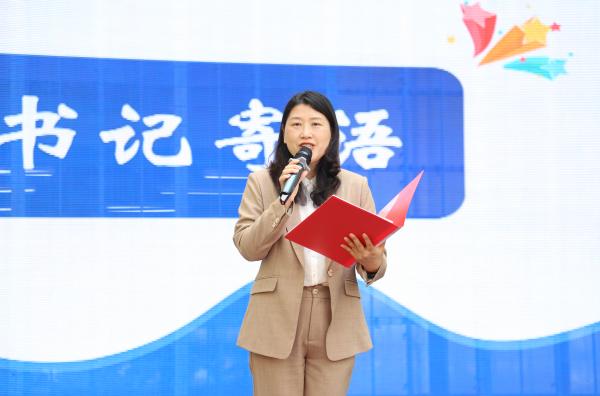 學校書記寄語。李澤建攝