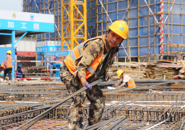 龙兴安置房三期项目施工现场。中建六局供图