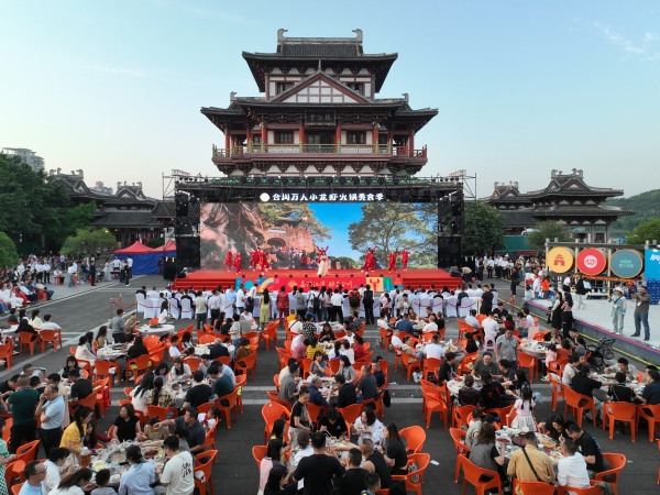 小龙虾火锅美食季启动。合川区委宣传部供图