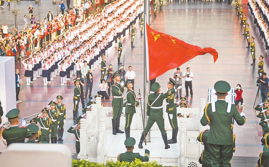 5月1日，重庆人民广场举行升国旗仪式，庆祝“五一”国际劳动节。记者 郑宇 摄/视觉重庆
