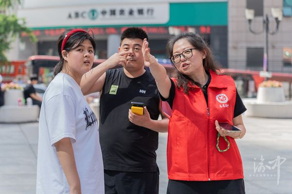 志愿者为游客们提供志愿服务。罗云希摄