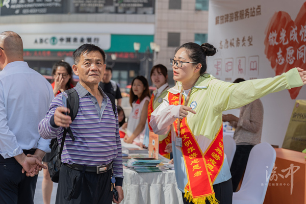 志愿者为游客们提供志愿服务。罗云希摄