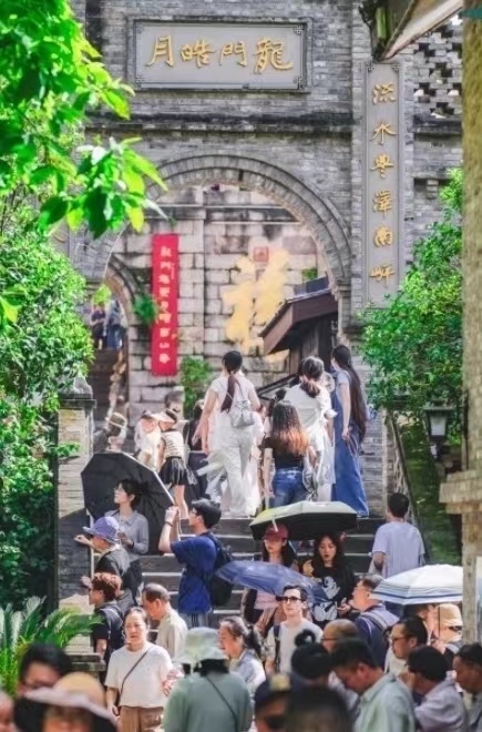 假期里游客们逛街。龙门浩老街供图