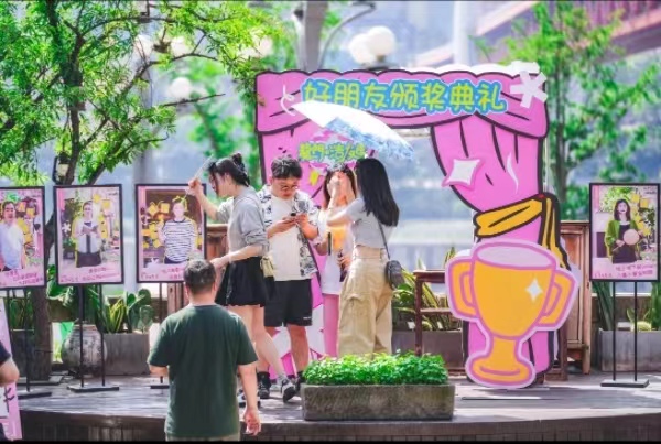 游客们在“颁奖典礼”现场拍照。龙门浩老街供图