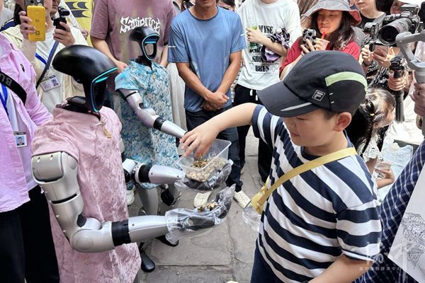 人形机器人在景区为游客提供服务。渝中区融媒体中心供图